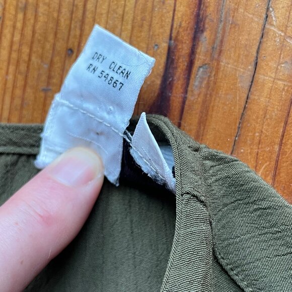 Beautiful Vintage Rayon Button-Back Blouse w/ Double Pocket (M) - Picture 8 of 13